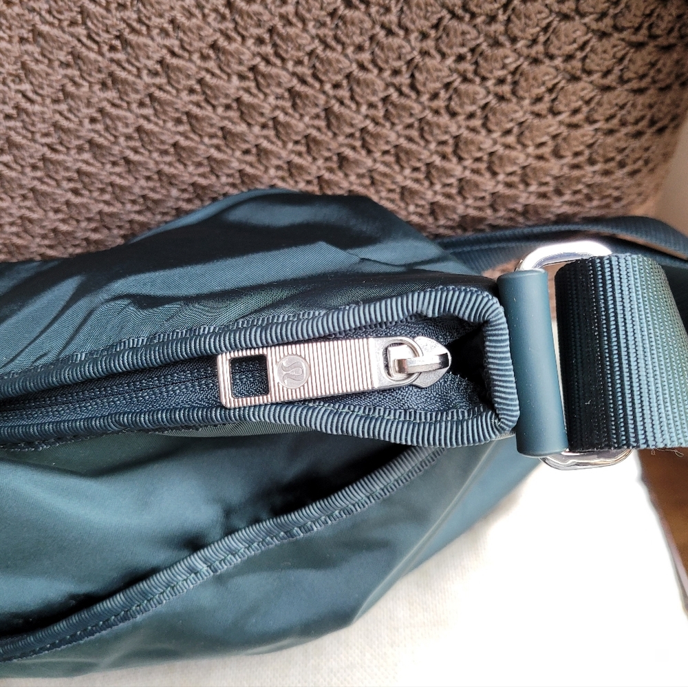 NWOT- Lululemon Gym Shoulder/City Bag - Picture 11 of 16